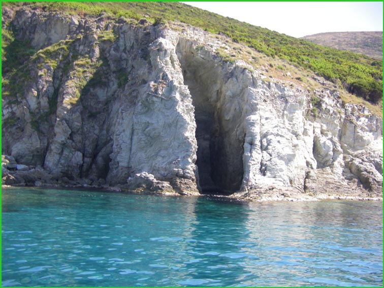 Grotte qui acceuillait les phoques marins (veaux de mer) jusqu'aux années 60